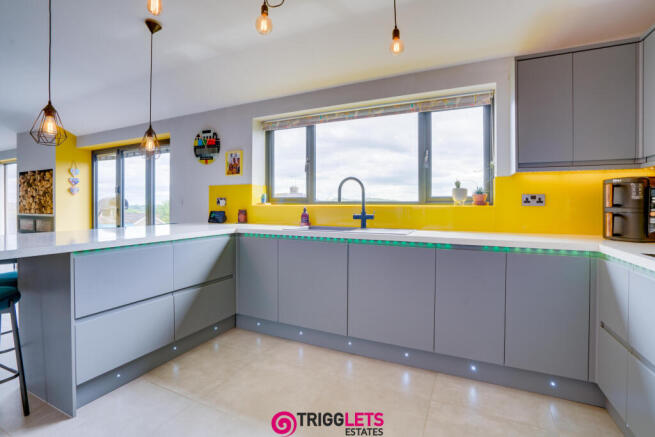 4 bed Detached for sale Image 4