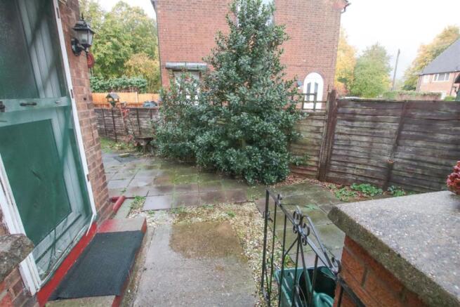 SIDE & REAR GARDENS