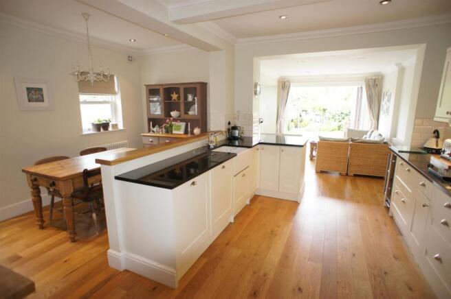 KITCHEN/BREAKFAST RO