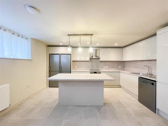 4 bed Mews to rent Image 5