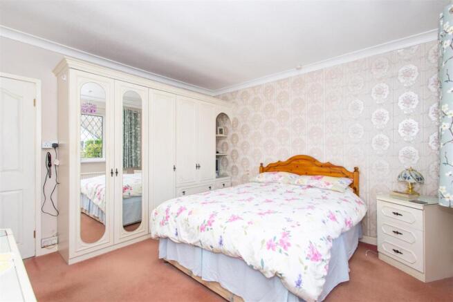 4 bed Detached Bungalow for sale Image 11