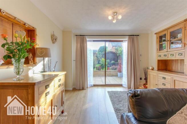 LOUNGE / DINING ROOM: