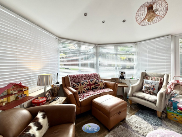 6 bed Detached for sale Image 11