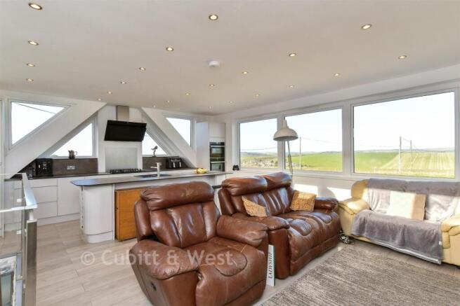 Lounge/Kitchen