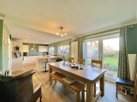 5 bed Detached for sale Image 5
