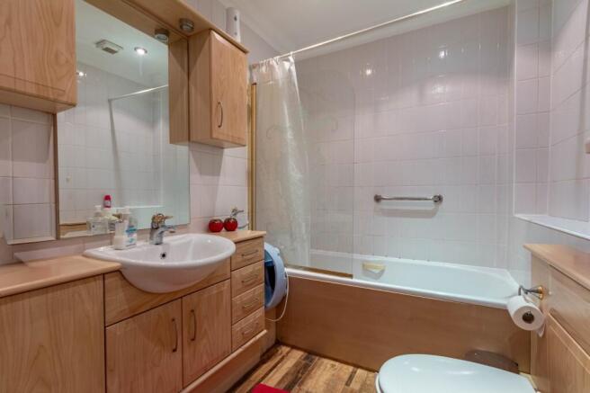 3 bed Flat for sale Image 7