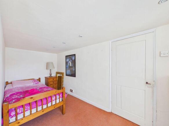 4 bed Town House for sale Image 9