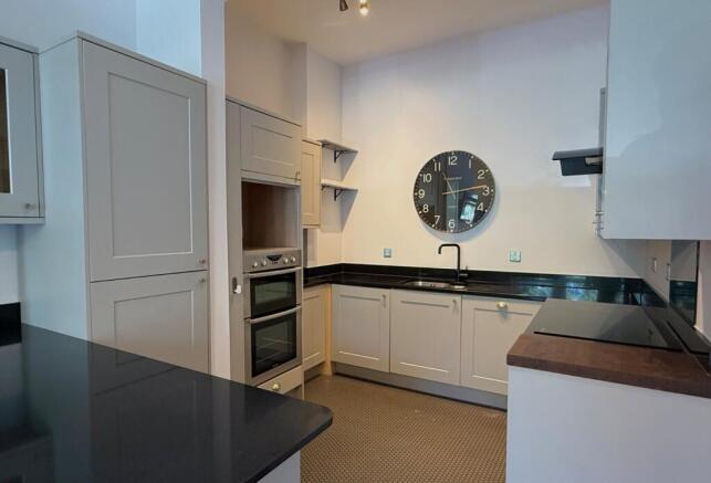 2 bed Flat to rent Image 3