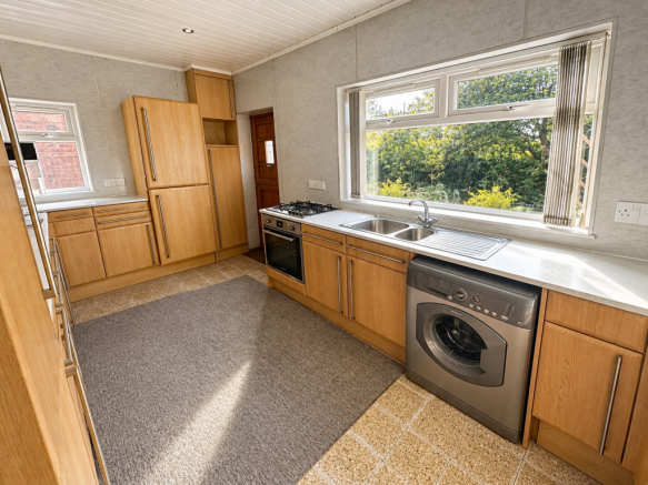 Sunlit Modern Oak Kitchen T202610151623.png