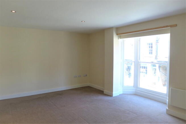 2 bed Apartment to rent Image 4