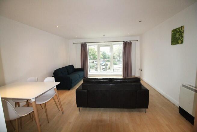 3 bed Apartment to rent Image 5