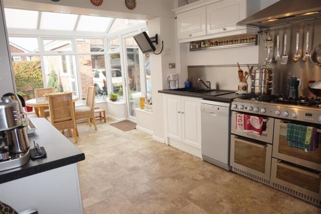 MODERN FITTED KITCHE