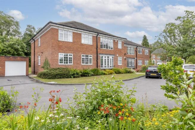 3-bed flat on Sandmoor Green, Leeds, £350,000