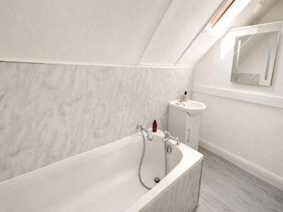 2 bed Penthouse to rent Image 10