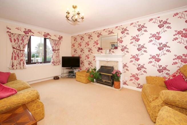 Lounge/Dining Area