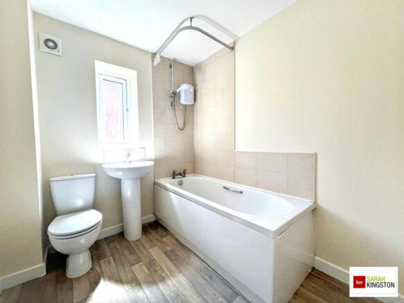 4 bed Detached for sale Image 5