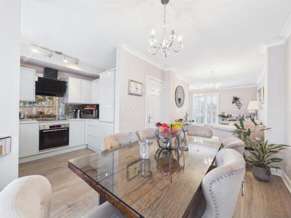 L-Shaped Lounge/Dining Area