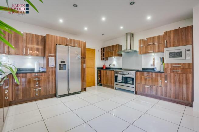 5 bed Detached for sale Image 4