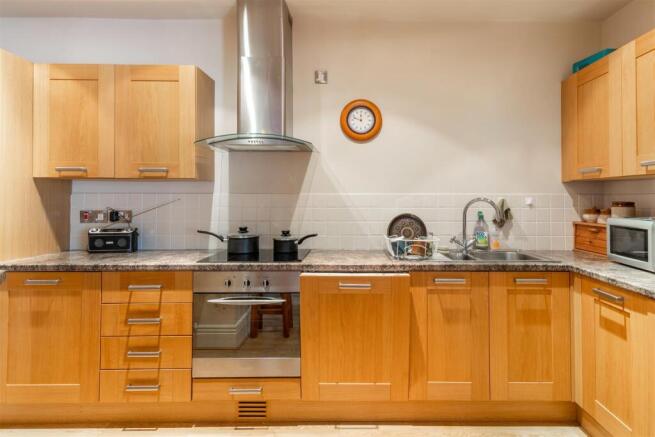 3 bed Apartment to rent Image 4