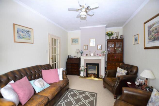 362 Wellington Road South liv.JPG