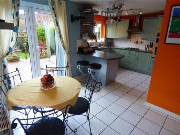 KITCHEN/BREAKFAST