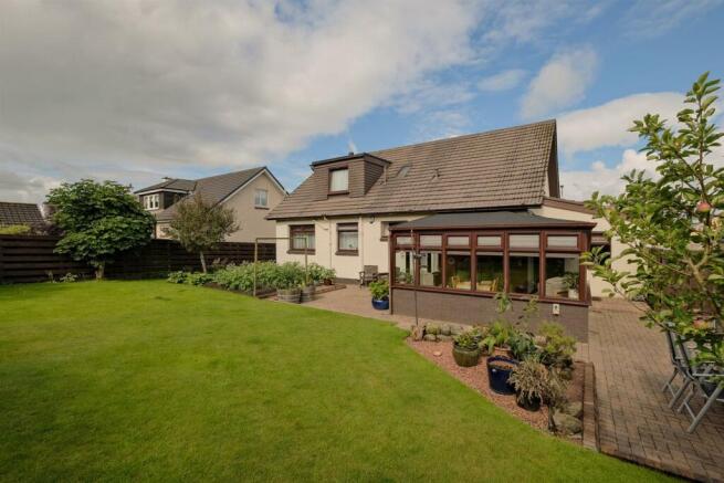 70 Belstane Rd, Carluke ML8 4BG-15.jpg