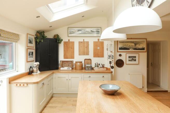 4 bed Semi-Detached for sale Image 10