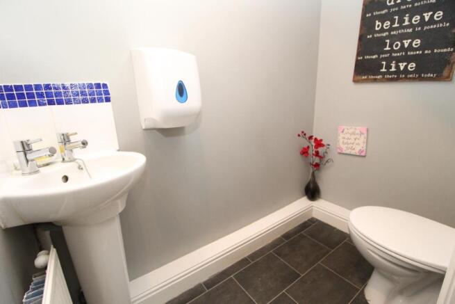 CLOAKROOM/W.C.
