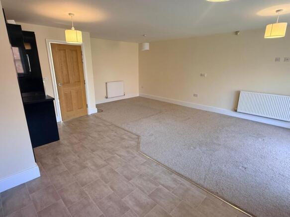 4 bed Detached to rent Image 8