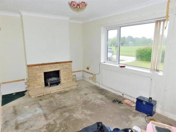LIVING ROOM.JPG