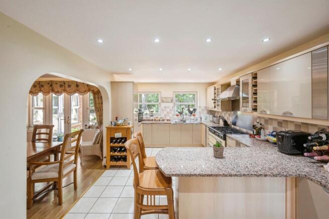 4 bed Detached for sale Image 8