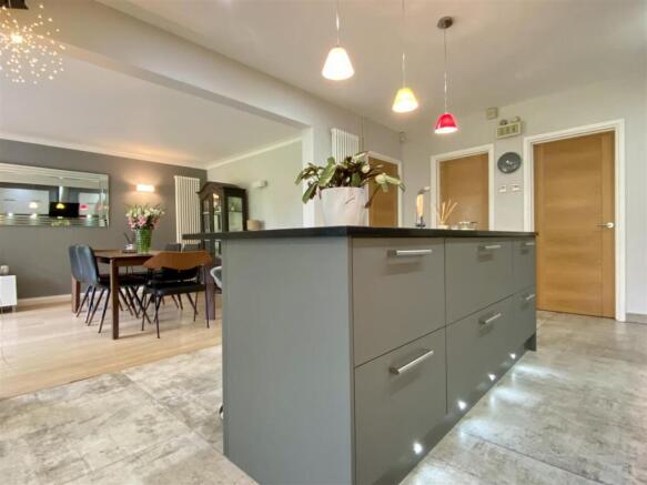 5 bed Detached to rent Image 10