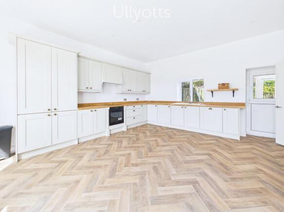 5 bed Detached for sale Image 6