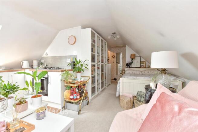 Bedroom/ Kitchen/ Living Area