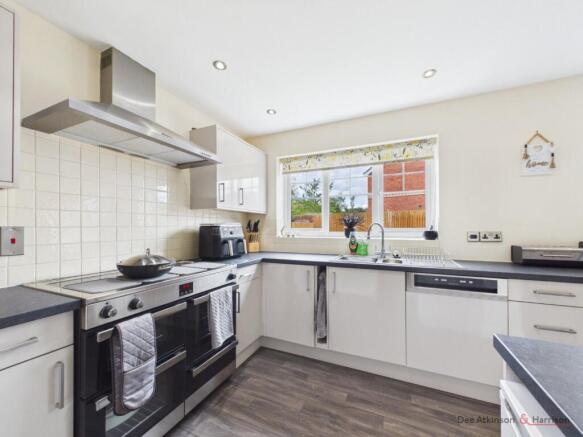 5 bed Detached for sale Image 9