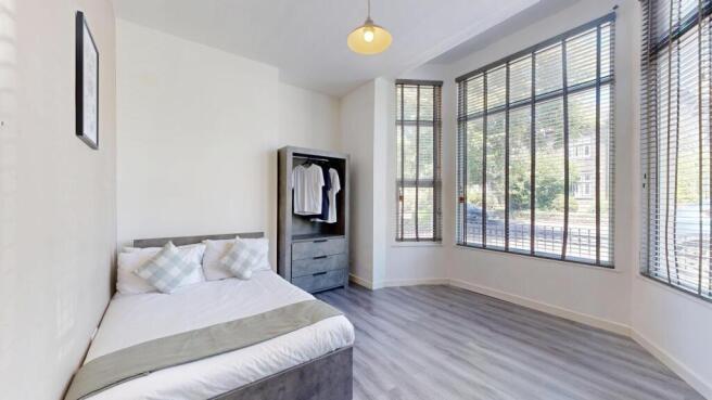4 bed House to rent Image 6