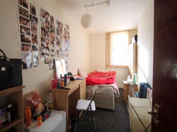 Cozy single bedroom with a bright window allowi...