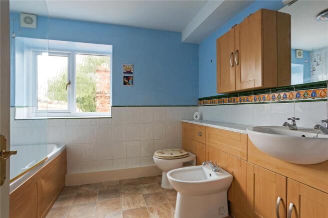 6 bed Detached for sale Image 11