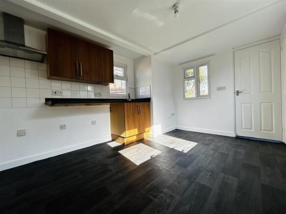 LOUNGE KITCHENETTE