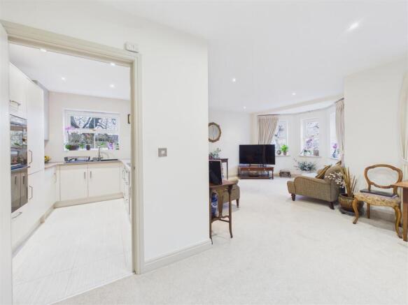 3 bed Apartment for sale Image 6