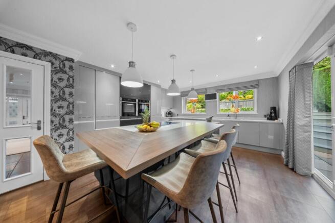 6 bed Detached for sale Image 4