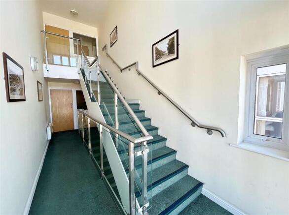 2 bed Apartment to rent Image 11