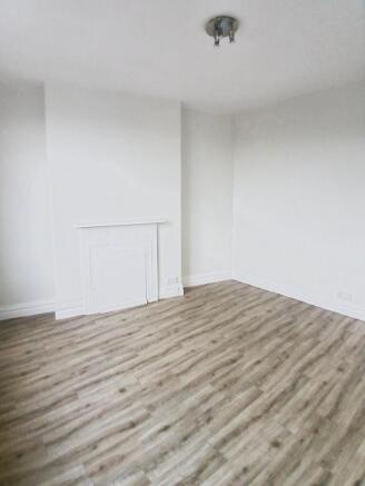 4 bed Flat to rent Image 12