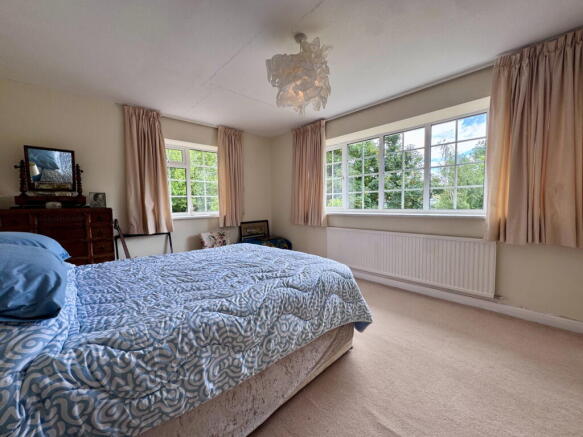 5 bed Detached for sale Image 11