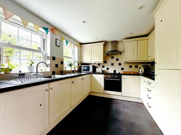 4 bed Semi-Detached for sale Image 8
