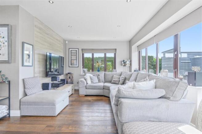 4 bed Detached for sale Image 9
