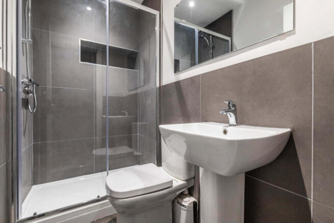 6 bed House to rent Image 6