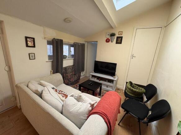 2 bed Flat to rent Image 4