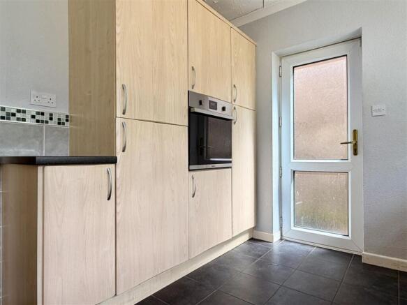 4 bed Detached to rent Image 3