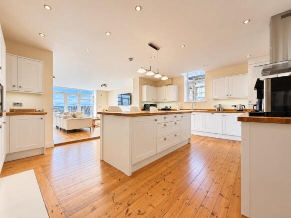 FITTED KITCHEN